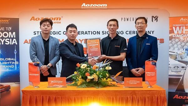 AOZOOM Silver Dealer certificate presentation to TY Car Accessories Representative Mr Lam Boon Chin