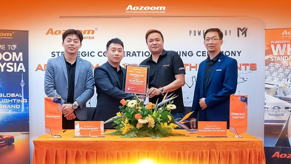 AOZOOM Gold Dealer certificate presentation to Taxon Car Auto Accessories Representative Mr Teoh Teck Kooi