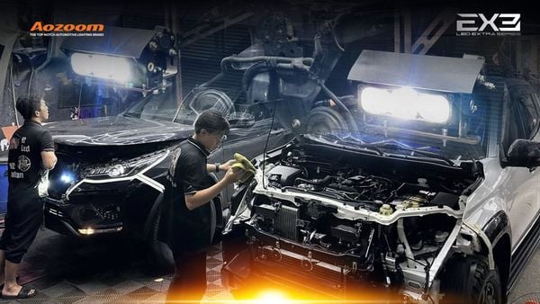 Mitsubishi Triton with an integrated AOZOOM EXTRA light bar.