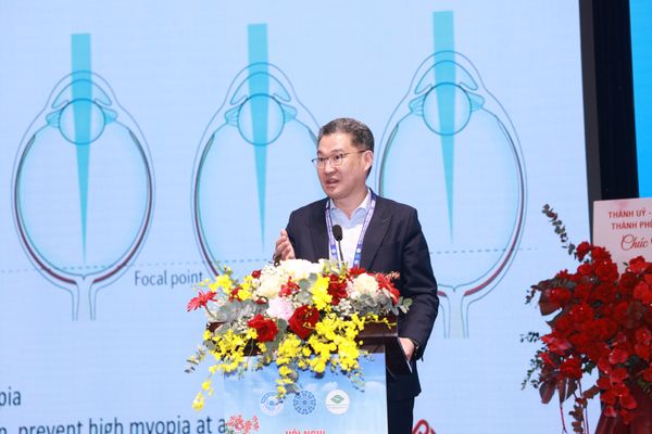 Giáo sư Mingguang He chia sẻ về liệu pháp ánh sáng đỏ trong kiểm soát tiến triển cận thị tại hội nghị VOS 2025