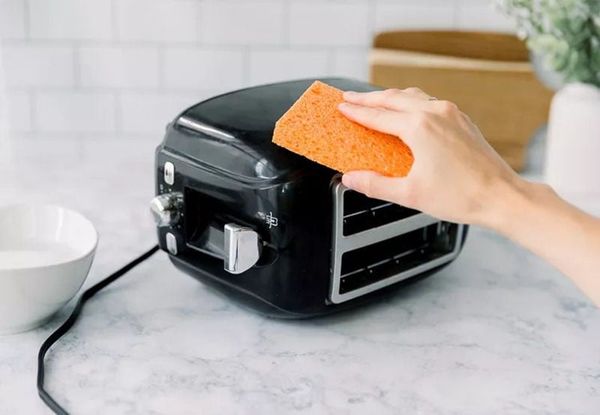 Tại sao cần vệ sinh máy nướng bánh mì công nghiệp thường xuyên?