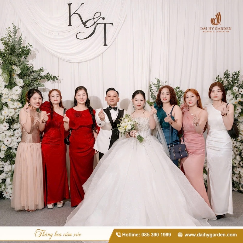 Backdrop cá nhân hóa không gian cưới