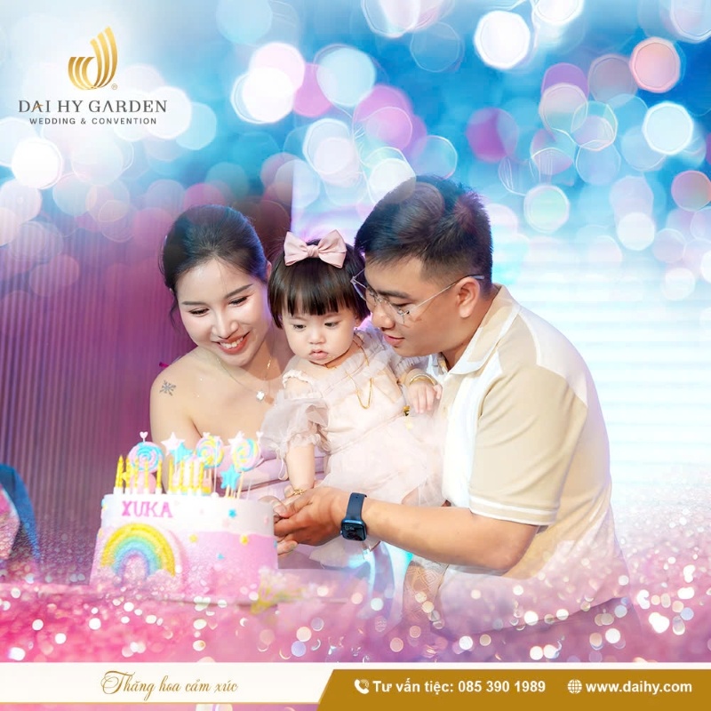 Khoảnh khắc thổi nến đáng nhớ trong tiệc sinh nhật