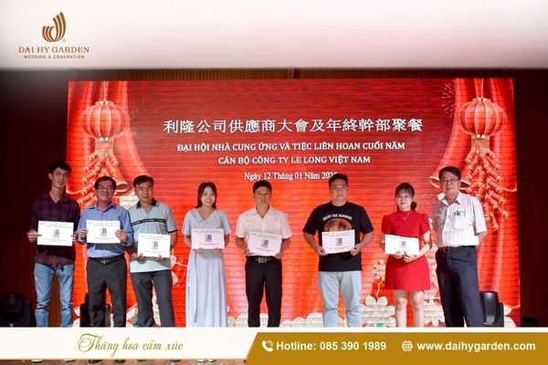 Tiệc cuối năm 700 khách