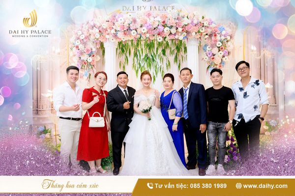 Khách mời vừa đủ sẽ giúp không khí tiệc thêm ấm cúng, dễ dàng chăm chút từng khoảnh khắc.
