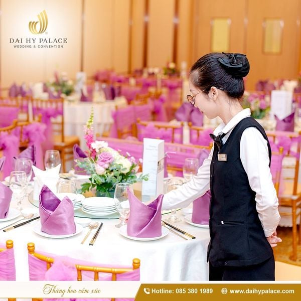 Phục vụ tại nhà hàng tiệc cưới