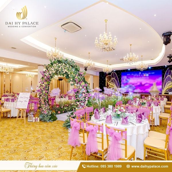 Bàn tiệc tại nhà hàng tiệc cưới