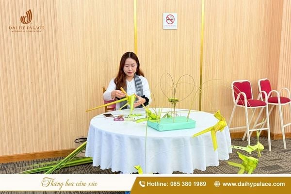 Hoạt động giải trí xếp châu chấu bằng lá dừa cho tiệc thôi nôi bé tại Đại Hỷ Palace