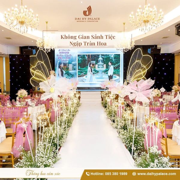 Trang trí không gian sảnh tiệc cưới bằng hoa tươi cao cấp tại Đại Hỷ Palace