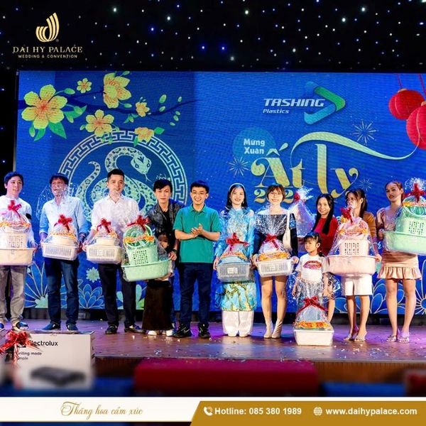 Chuẩn bị quà tặng nhận diện thương hiệu cho tiệc tân niên