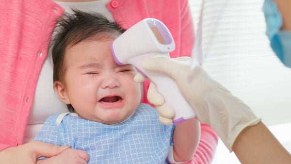 Đưa trẻ đi khám khi sốt cao trên 38,5°C