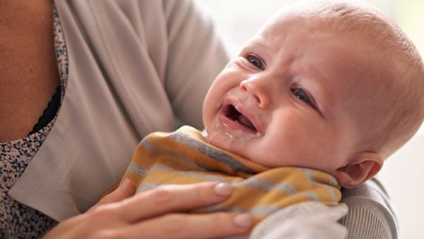 Bé bị&nbsp; trào ngược dạ dày dễ nôn trớ