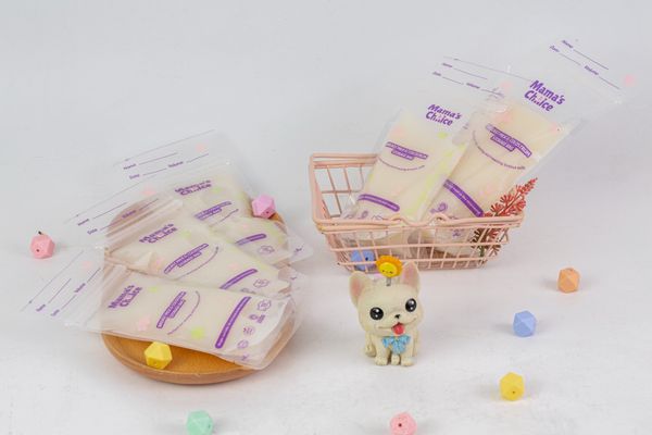 Chia nhỏ bữa sữa vào túi trữ sữa