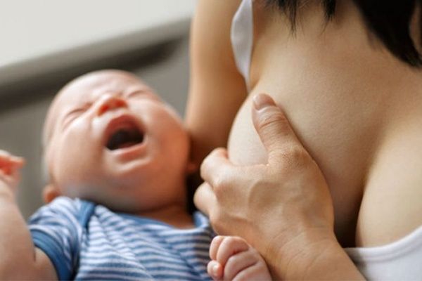 Dấu hiệu khi bé bú không đủ sữa