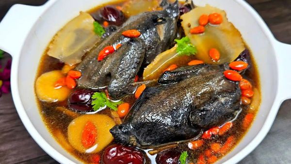 Gà hầm giúp mẹ bồi bổ cơ thể sau sinh