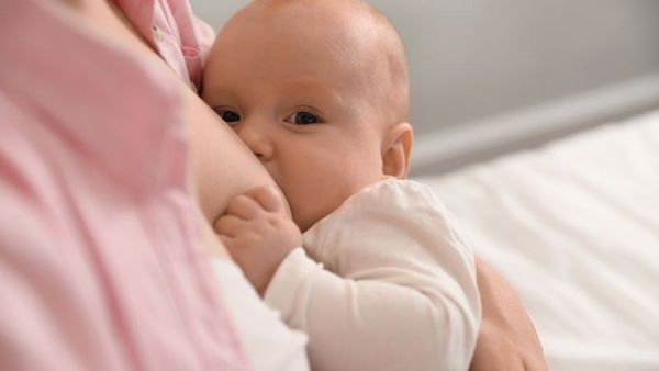 Cho bé bú mẹ ít nhất 6 tháng đầu đời để tăng kháng thể