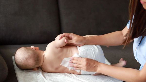 Lau mồ hôi nhẹ nhàng khi thấy bé ướt