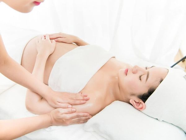 Massage tay chân, tăng tuần hoàn