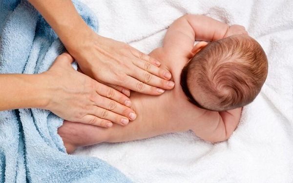 Massage thoa dưỡng ẩm cho bé sau tắm