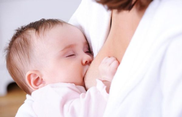 Ngực mẹ mềm hơn sau khi cho bú
