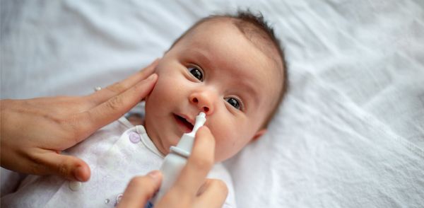 Nhỏ, xịt mũi giúp trẻ hô hấp tốt hơn