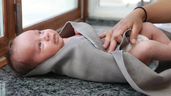Quấn bé ngay sau khi tắm
