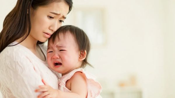 Bé không thích nghi kịp với không khí ngày tết