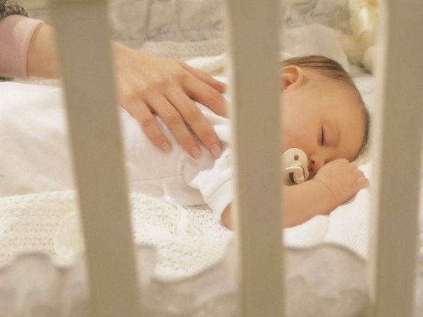 Ti giả cho bé tự ngủ