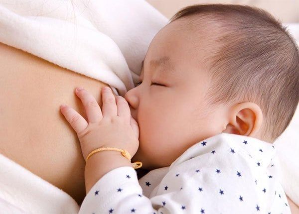 Bú mẹ trực tiếp, nuôi dưỡng cả cảm xúc và trí tuệ