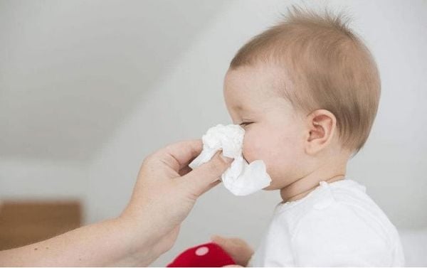 Trẻ hắt hơi dị ứng với môi trường