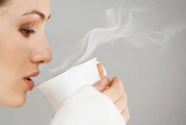 Uống đủ nước ấm mỗi ngày