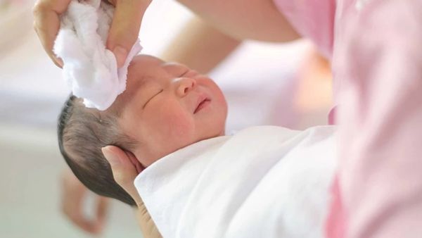 Vệ sinh đầu và mặt, giữ ấm cơ thể