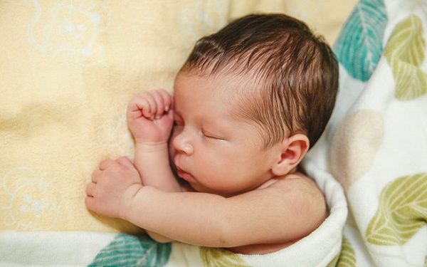 Vì sao bé lại ra mồ hôi trộm khi ngủ?