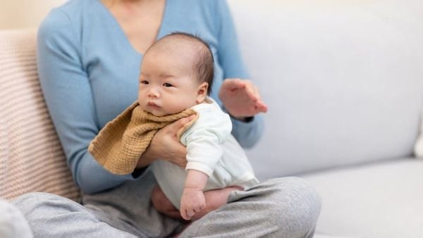 Vỗ long đờm đúng cách cho bé