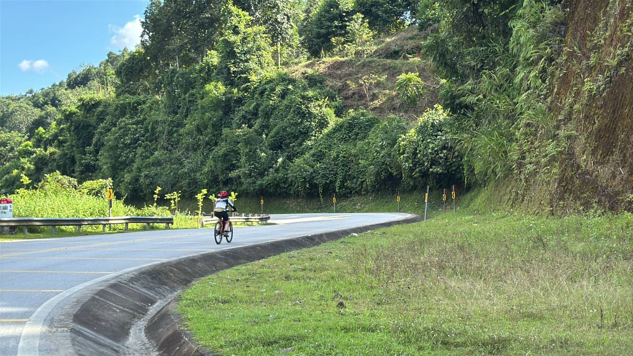 VIETNAM CYCLING ADVENTURE THROUGH MOUNTAIN ROADS