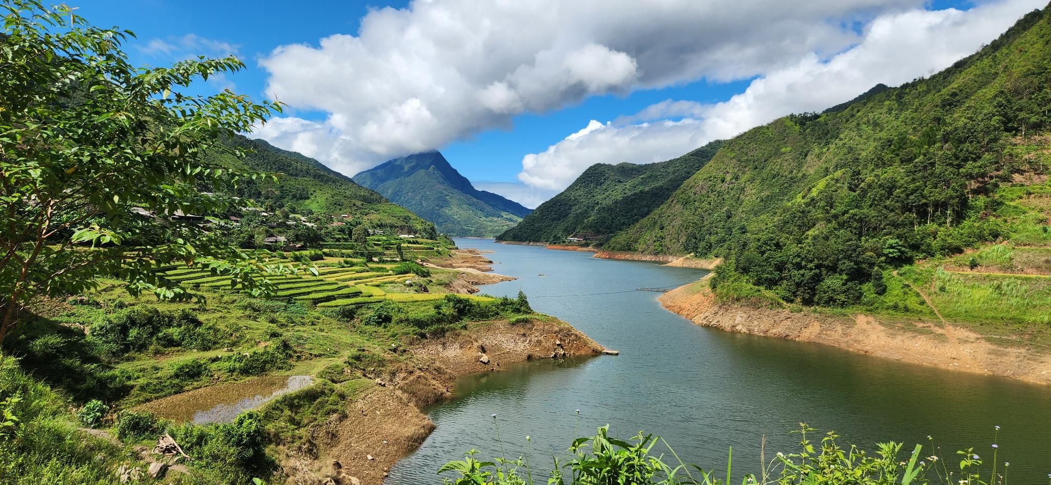 CYCLING THROUGH THE MOUNTAINS OF NORTHERN VIETNAM