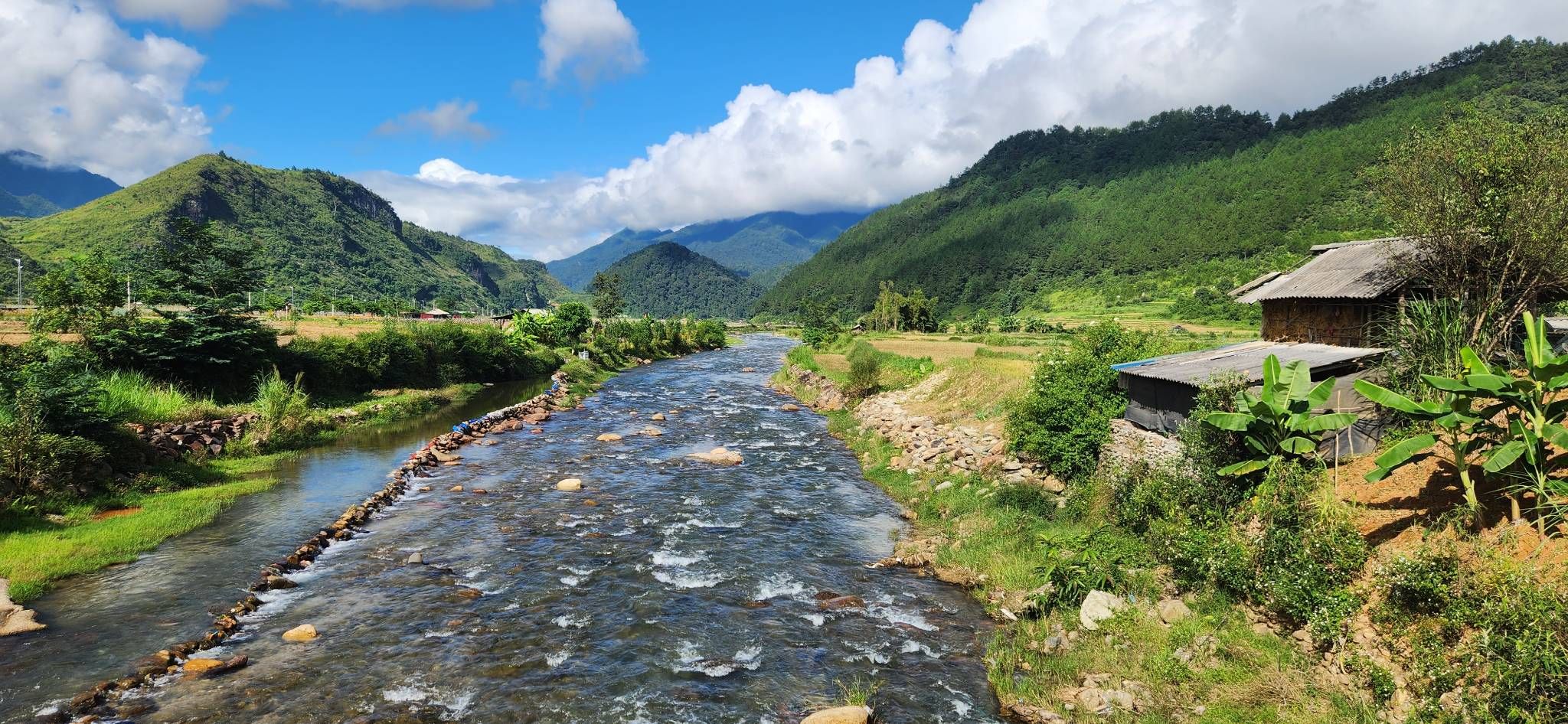 CYCLING SLOWLY THROUGH VIETNAM’S MOUNTAINS TOGETHER