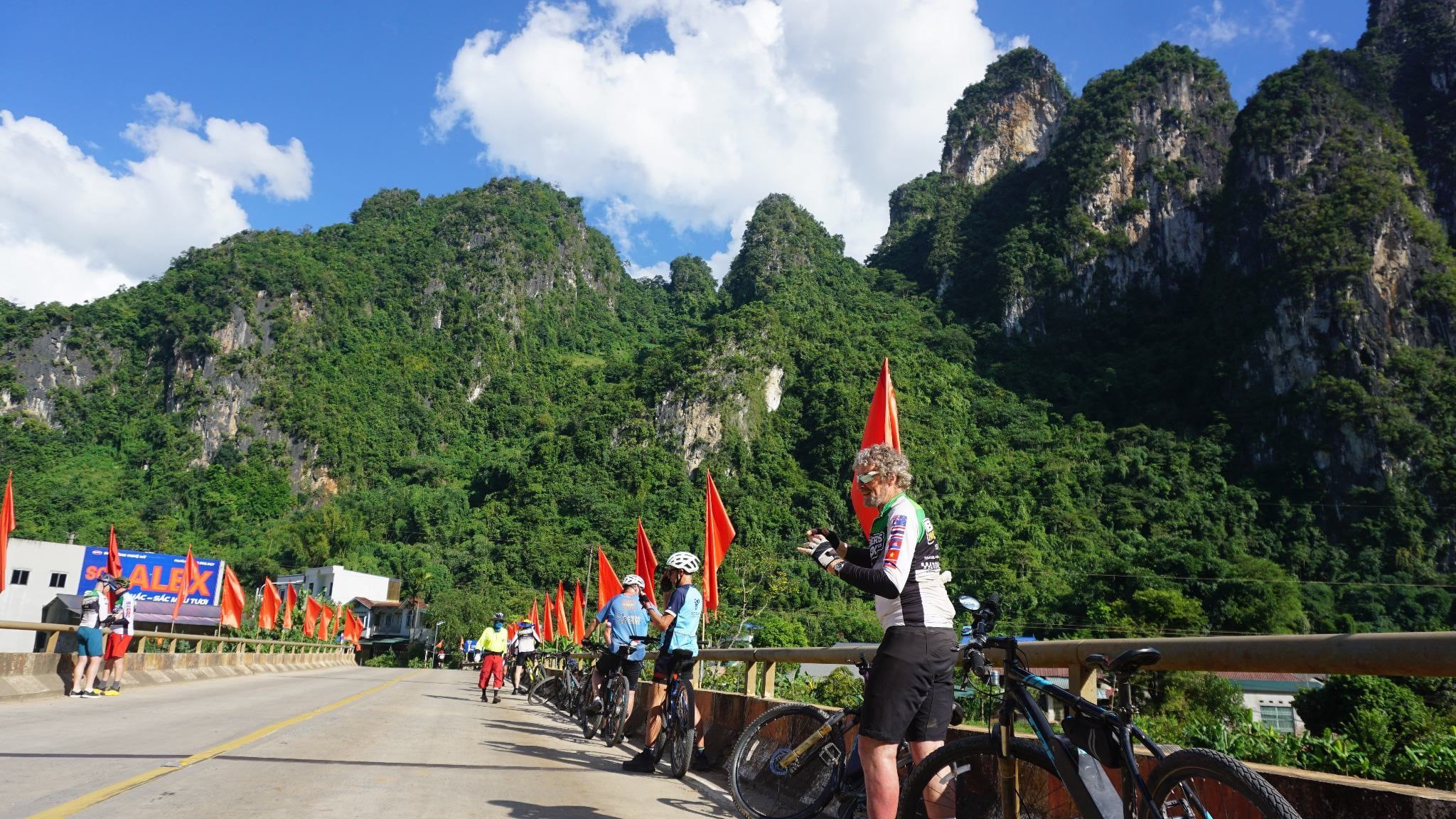 VIETNAM MOUNTAIN CYCLING ADVENTURE TOGETHER