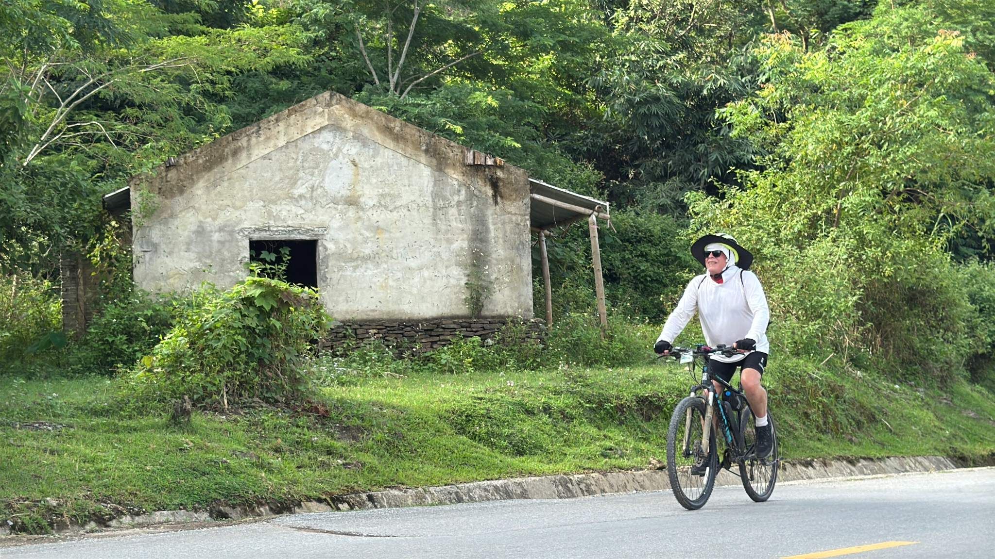 VIETNAM MOUNTAIN CYCLING CLIMB AND CAMARADERIE
