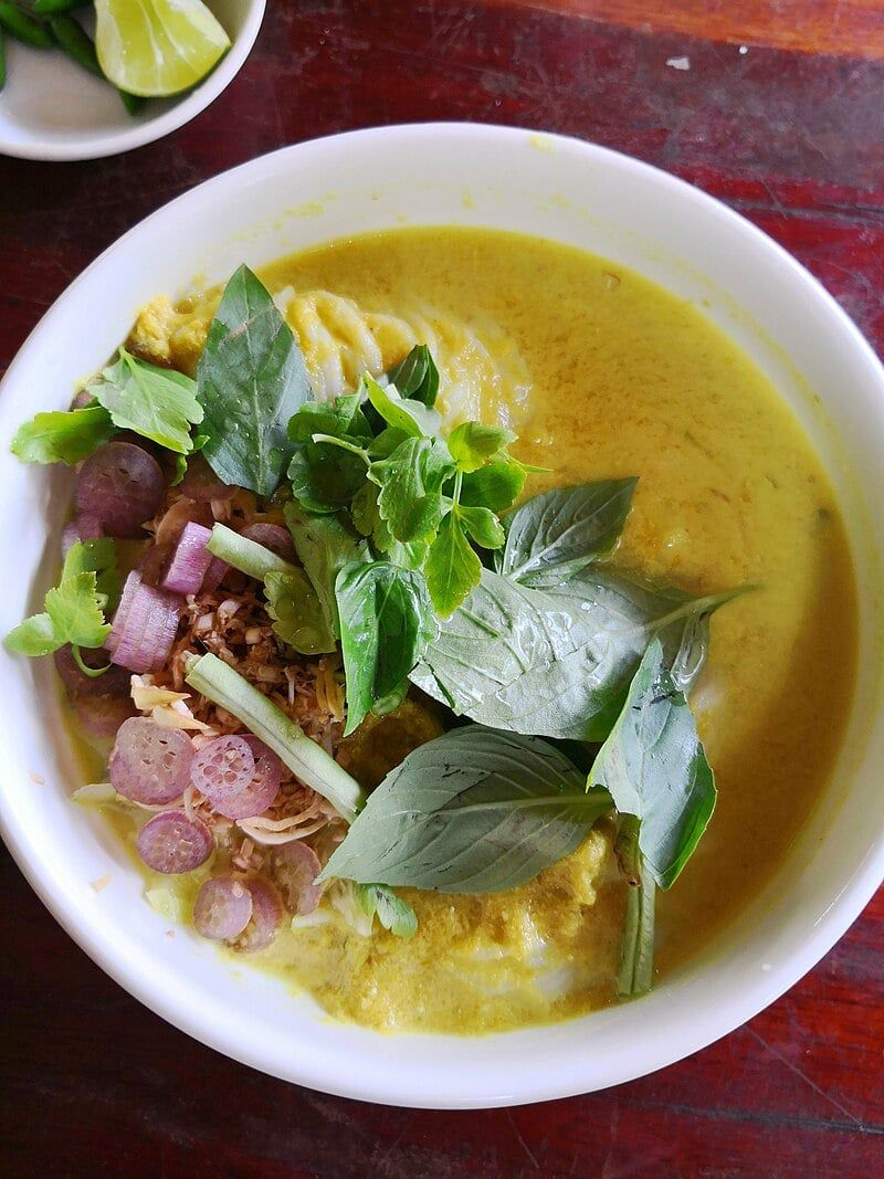 VILLAGE MARKETS AND MORNING MEALS: WHAT CYCLISTS EAT BEFORE THE RIDE - Num banhchok