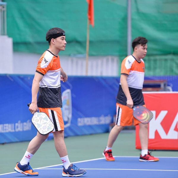 Trong những trận đánh Pickleball đôi thì điểm số sẽ bao gồm 3 số