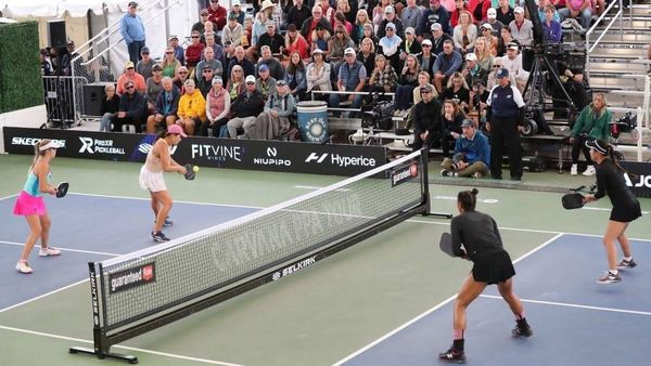 Bóng pickleball phải được giao chéo sân và bắt đầu từ sân phía bên phải