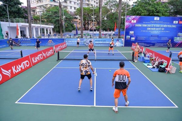 Khi đánh đơn pickleball, vị trí sân của người giao bóng quyết định cách tính điểm