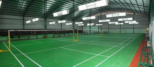 Sân cầu lông chia làm 2 dạng là sân đánh đơn và sân đánh đôi