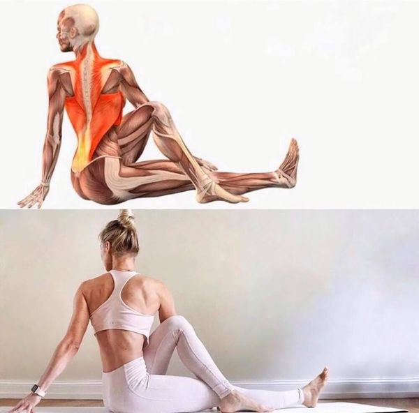 Động tác vặn mình tập trung vào cơ lưng và cơ bụng giúp cải thiện tư thế