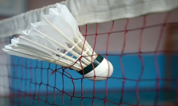 Phát cầu chui lưới là một trong những lỗi thường gặp khi đánh cầu lông