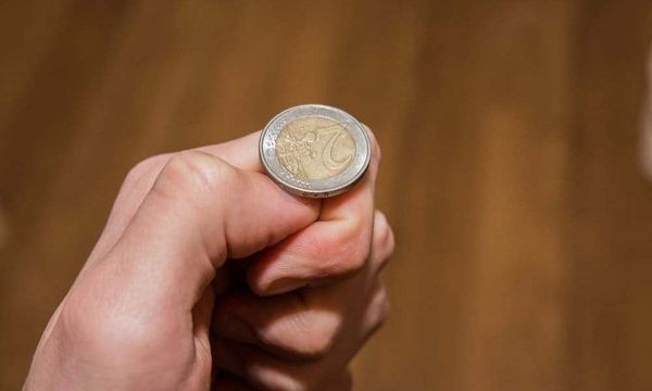 Các đội sẽ tung đồng xu để quyết định bên nào giao cầu trước