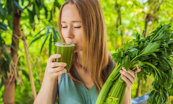 Nên uống nước ép cần tây 30 phút trước buổi sáng