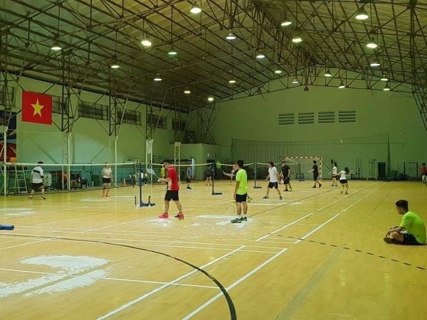 Sân cầu lông Nhà thi đấu Nguyễn Tri Phương rộng rãi, giá phải chăng