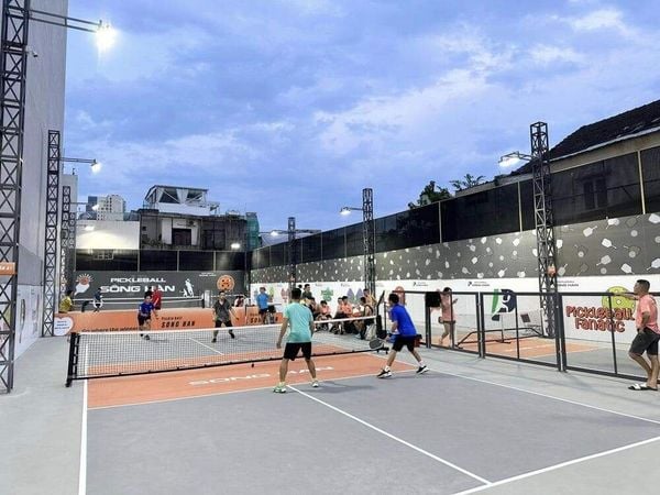 Sân pickleball sông Hàn nằm ngay dưới chân cầu sông Hàn